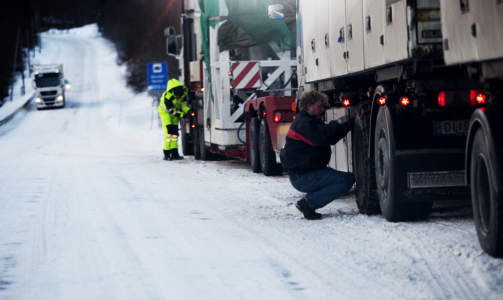 KJETTING: Mange lastebilsj�f�rer valgte � sette p� kjetting. 
Foto: Kyrre Lien / SCANPIX