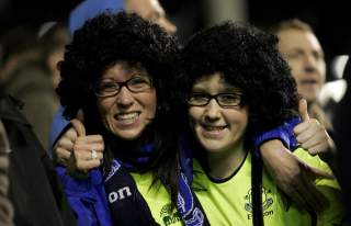 HEDRER H�RET: Everton-fansen vet hvem de skal se etter for � f� m�l.Foto: EPA/Lee Sanders
