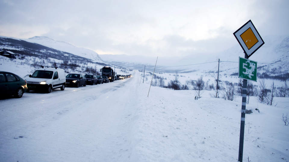 �PENT: Sterk vind gjorde at det mandag ettermiddag var kolonnekj�ring p� riksvei 53 over Hemsedalsfjellet. Men n� er denne veien �pnet for fri ferdsel igjen. Foto: Kyrre Lien / SCANPIX