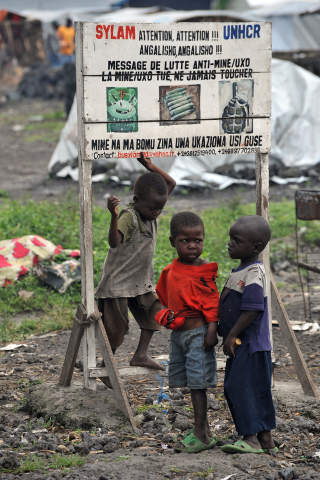 LEKER BLANT LANDMINENE: Ved en leir for internt fordrevne n�r Kibati i nord-Kivu. Foto: AFP PHOTO / PASCAL GUYOT/SCANPIX