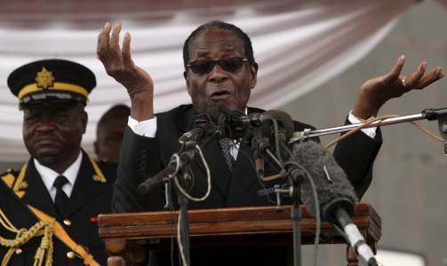 FRA AFRIKAS KORNKAMMER TIL HUNGERSN�D BLANT HALVE BEFOLKNINGEN: President Robert Mugabes polikk med � innsette gamle soldatkamerater p� g�rdene i landet har f�rt til hungersn�d i landet. Selv liker han � skylde p� britene. Foto:  EPA/AARON UFUMELI/SCANPIX