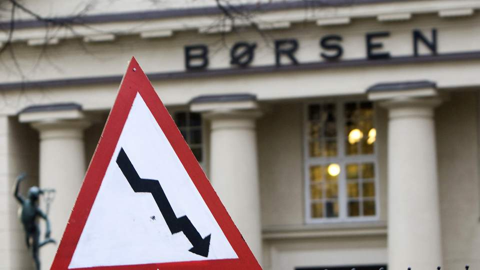 NEDOVER:  Symbolsk fareskilt foran Oslo B�rs under en markering i regi av R�d Ungdom mandag morgen.
Foto: Heiko Junge / SCANPIX