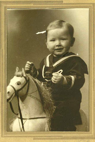 RYTTEREN: To �r gamle Kolbein i matrosdress.  Foto: Privat