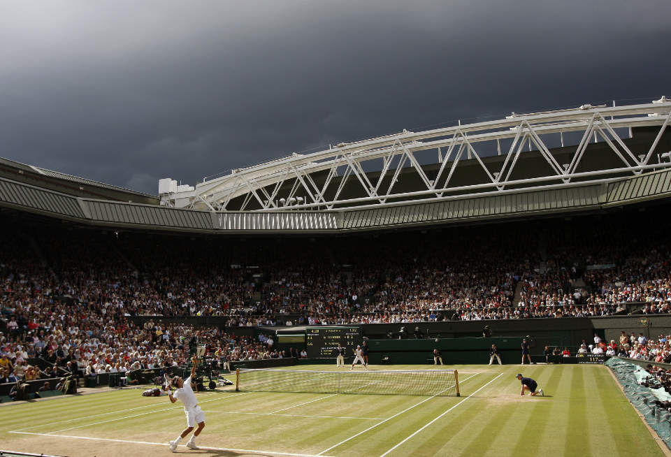 M�RKE SKYER: Roger Federer l� godt an i Roma Masters semifinale, helt til det begynte � regne. Etter regnpausen tapte Federer. Foto: Kevin Lamarque / REUTERS.