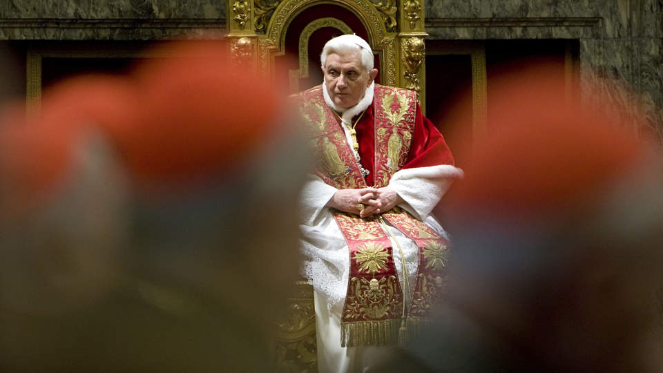 PROVOSERER: Paven brukte sin f�rjulstale til � snakke om kampen mot homofili. Foto: Max Rossi/AP/Scanpix