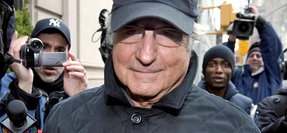 ANGRER: Den bedrageritiltalte finansmannen Bernard Madoff risikerer 150 �rs fengsel for blant annet svindel og hvitvasking. Madoff erkl�rte seg skyldig i hele tiltalen. Foto: EPA/SCANPIX