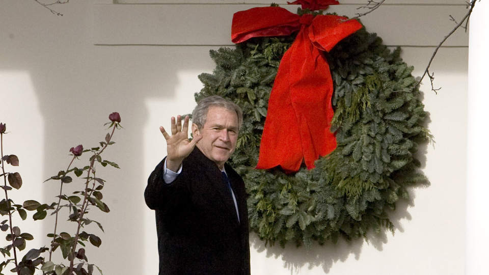 TAR JULEFERIE:  George W. Bush brukte de siste dagene f�r jul til � ben�de Charles Winters, som i 1949 ble d�mt for � ha skaffet Israel bombefly. Winters d�de i 1984. Foto: SCANPIX/ REUTERS/Larry Downing