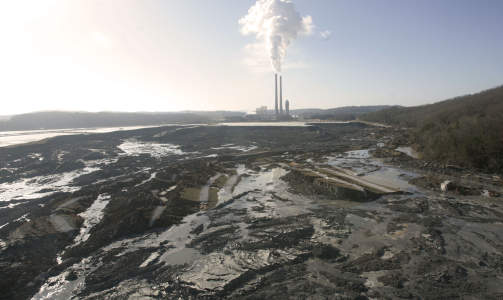 ENORMT UTSLIPP: Et oversiktsbilde som viser skadene etter at dammen med kullgjørme brast. Foto: AP/Wade Payne ENORMT UTSLIPP: Et oversiktsbilde som viser skadene etter at dammen med kullgjørme brast. Foto: AP/Wade Payne