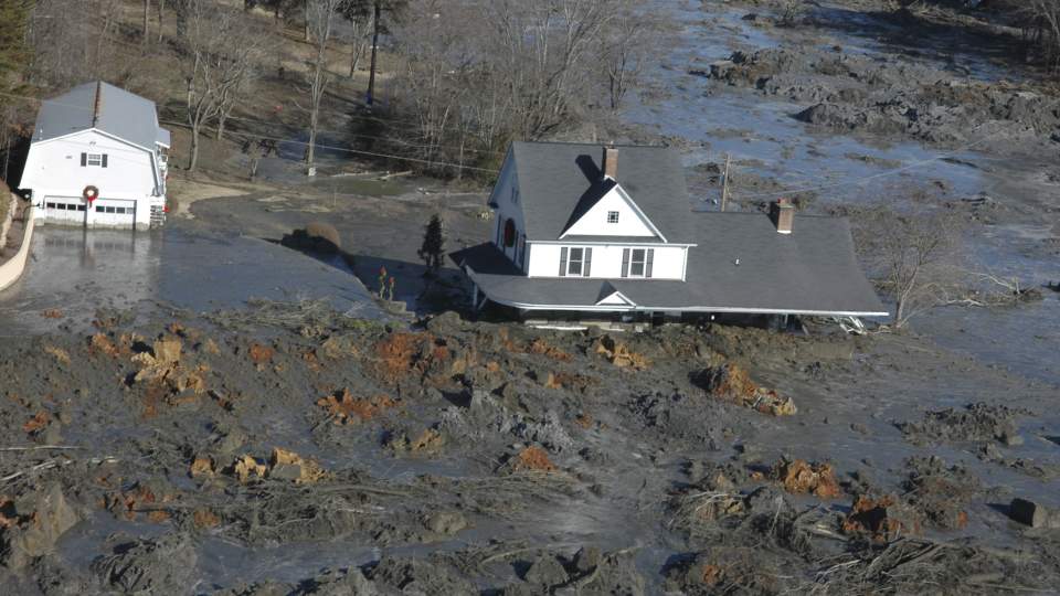 GJ�RMA TOK HUSENE:  Her i byen Harriman i Tennessee i USA ble jula noe helt annet enn de hadde tenkt seg. 12 hus ble delvis begravet av gj�rma fra kullkraftverket.  Foto: SCANPIX/AP Photo/The Knoxville News Sentinel, J. Miles Cary