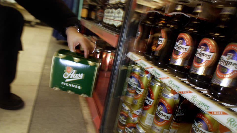 VIL �KE TILGJENGELIGHETEN: Forel�pig er alkoholfritt det eneste du kan f� kj�pt bensinstasjoner. Fremskrittspartiet �nsker n� at nordmenn skal f� kj�pt �l der de fyller bensin. 
Foto: �rn E. Borgen / SCANPIX