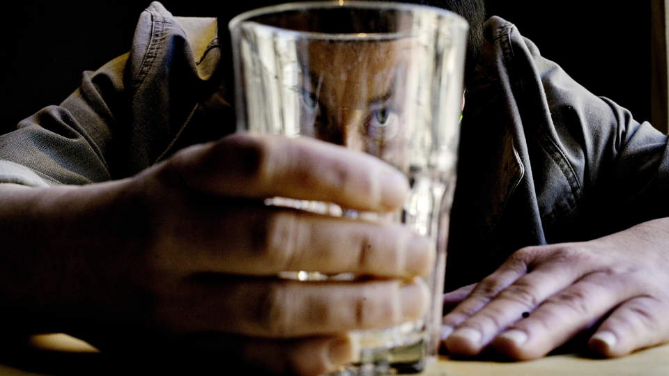 HALV MILLION P� FYLLA I KVELD: En sp�rreunders�kelse som Synovate har gjennomf�rt for kampanjeorganisasjonen Av-og-Til viser at 522 000 nordmenn kommer til � drikke mye eller sv�rt mye i l�pet av julekvelden. Foto: Frank Karlsen/Dagbladet
