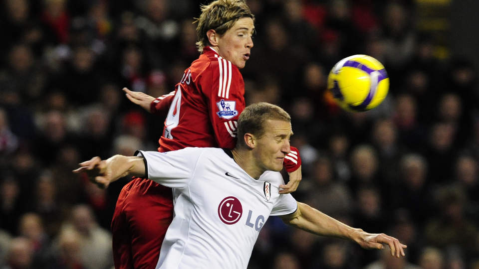 �NSKET: Fulhams Brede Hangeland kjemper med Liverpools Fernando Torres om ballen. Liverpool er en av klubbene som skal v�re interessert i den norske landslagskapteinen. Foto: REUTERS/Nigel Roddis