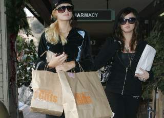 NY BESTEVENNINNE: Paris ute p� shopping med Brittany Flickinger (24), vinneren av TV-showet der premien var � bli hotellarvingens nye venninne.