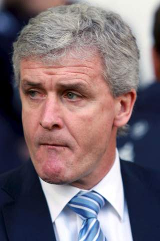 1 MILLIARD: Mark Hughes skal f� �n milliard � kj�pe spillere for.  Foto: EPA/STEVE WOODS