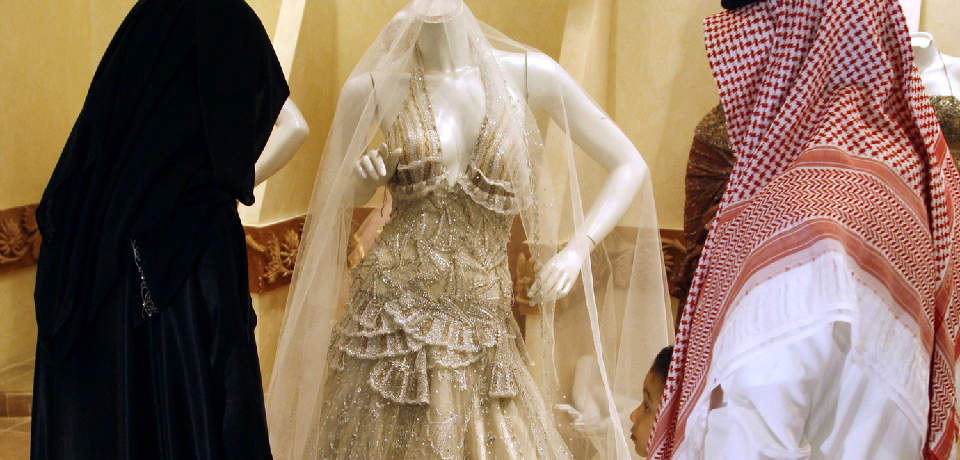 GIFTES BORT: Her kikker et saudipar p� en brudekjole i Riyadh. Flere tilfeller av bortgifting av unge jenter har skapt oppstuss i midt�sten. Foto: AP