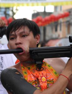 Her piercer de seg med sykler og automatv�pen