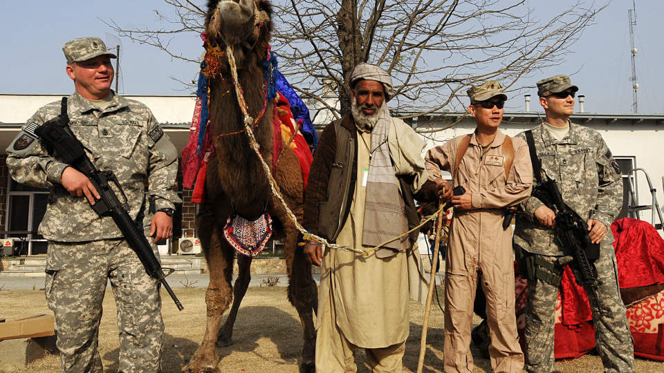 JULEHILSEN: Amerikanske soldater sammen med en afghansk mann utenfor milit�rleiren Camp Eggers i Kabul 1. juledag.  Foto: AFP PHOTO/SHAH Marai/SCANPIX