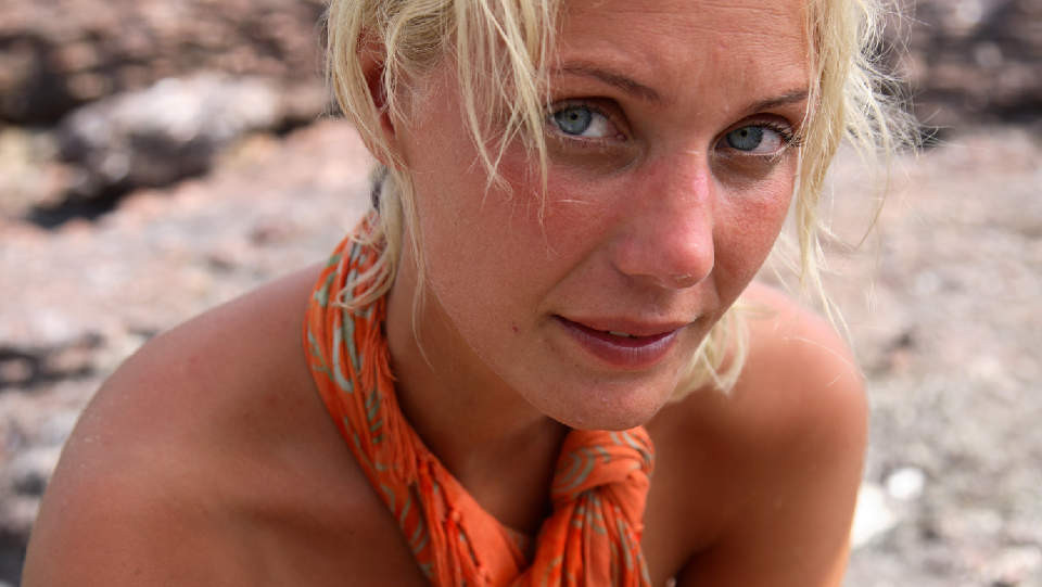 VIL IKKE SI HVEM HUN FIKK RING AV: - Alle beh�ver ikke vite alt, sier Britt Carin Jonassen (24). Hun sier hun aldri bekreftet VGs opplysninger om at hennes diamantring er en gave fra Tom Andr� Tveitan.