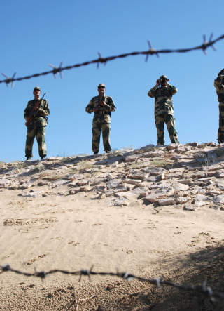 SPENT P� GRENSA: Indiske soldater p� grensa mot Pakistand har tatt fram kikkertene. Foto: AP