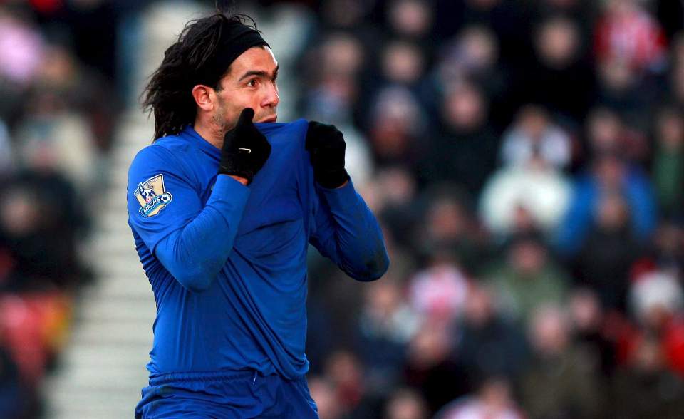SEN AVGJ�RELSE: Carlos Tevez har slitt med spilletid denne sesongen. I dag fikk han spilletid p� bekostning av Dimitar Berbatov, men trengte bulgarerens hjelp for � bli matchvinner i kampen mot Stoke.Foto: EPA/STEVE WOODS/SCANPIX
