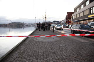 FUNNET: Et omr�de langs elven i Mandal ble i dag sperret av for at dykkere skulle kunne gjennomf�re et s�k etter de to savnede. Bilen er n� funnet, melder politiet.
Foto Tor Erik Schr�der / SCANPIX