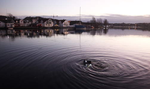 KJ�RTE UT: Dykkere fra brannvesent s�kte fredag i Mandalselva etter de to savnede. De fant bilen i ettermiddag.
Foto Tor Erik Schr�der / SCANPIX