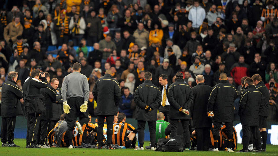 MISFORN�YD: Phil Brown nektet spillerne � g� i garderoben etter f�rsteomgang. Han ville holde sin tale foran Hull-supporterne. Foto: SCANPIX