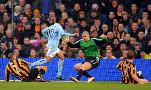 OVERLEGEN: Robinho har ingen problemer med � sette ballen forbi Myhill i Hull-m�let. Foto: SCANPIX