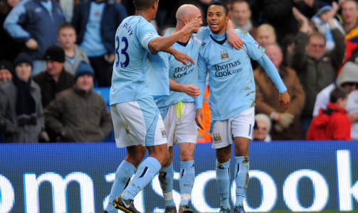 4-0: Robinho (t.h) har scoret sitt andre for kvelden og blir gratulert av Stephen Ireland (midten) og Vincent Kompany (t.v). Foto: SCANPIX