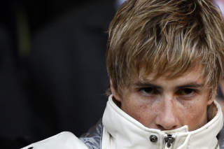 ENN� IKKE KLAR: Fernando Torres var i den opprinnelige kamptroppen, men er enn� ikke frisk nok til � spille kamp for Liverpool. Derfor biv�net han overkj�rselen av Bolton fra tribuneplass.Foto: AFP PHOTO/PAUL ELLIS/SCANPIX