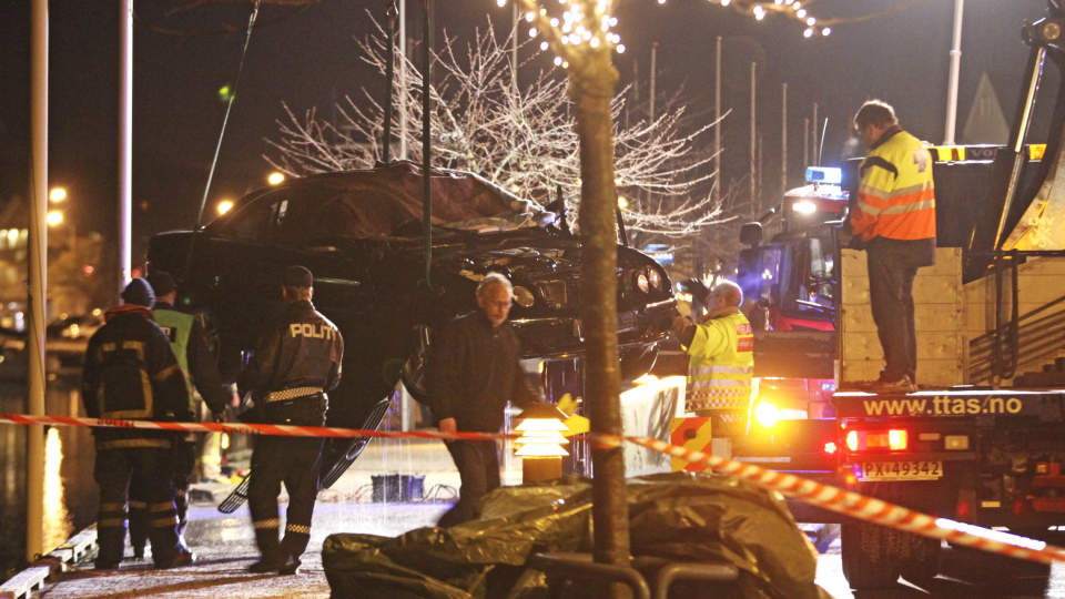 MANDAL 20081226:
Bilen som tilh�rer en av de to savnede ble fredag ettermiddag funnet av dykkere i Mandals havnebasseng, og ble kort tid etter l�ftet ut av vannet og fraktet vekk.
Foto Tor Erik Schr�der / SCANPIX