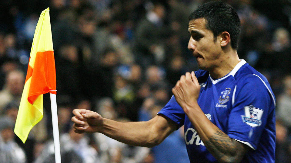 VAREMERKET: Tim Cahill bokser mot cornerflagget hver gang han har scoret. Feiringa forklarer han i intervjuet med The Independent.Foto: AFP/Glyn Kirk