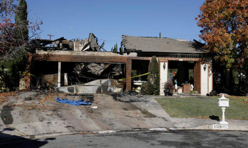 D�DENS HUS: Juletrefesten ble en tragedie i den lille forstaden Covina utenfor Los Angeles. Etter � ha skutt vilt rundt seg brukte Bruce Jefferey Pardo en hjemmelgat flammekaster for � fyre opp svigerforeldrenes hus. S� langt er ni funnet d�de. Foto: Scanpix