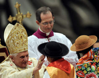 ENESTE UTLENDING: Pave Benedikt XVI er den eneste ikke-amerikaner som oppn�r nevneverdig beundring blant amerikanerne. Foto: AFP / Filippo MONTEFORTE