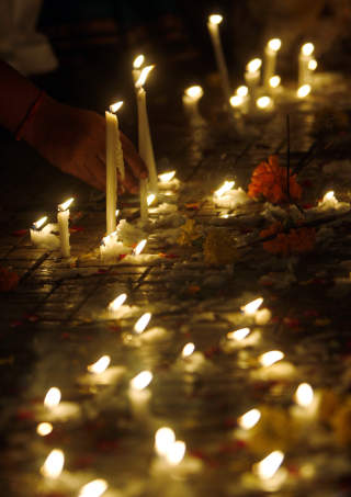 MINNER DE D�DE: En mann tenner et lys for de drepte i angrepet p� Mumbai. Foto: Punit Paranjpe/REUTERS/Scanpix