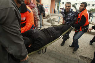 TALLENE KAN STIGE: Redningsmannskaper jobber p� spreng etter angrepene i Gaza by. De verste anslagene g�r ut p� at det kan v�re rundt 150 drepte og 200 skadde. Foto: REUTERS/Suhaib Salem/SCANPIX