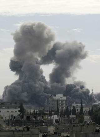 R�YKEN STIGER OPP: Slik ser himmelen over Gaza ut i formiddagstimene n�. Foto: AFP PHOTO/SAID KHATIB/SCANPIX