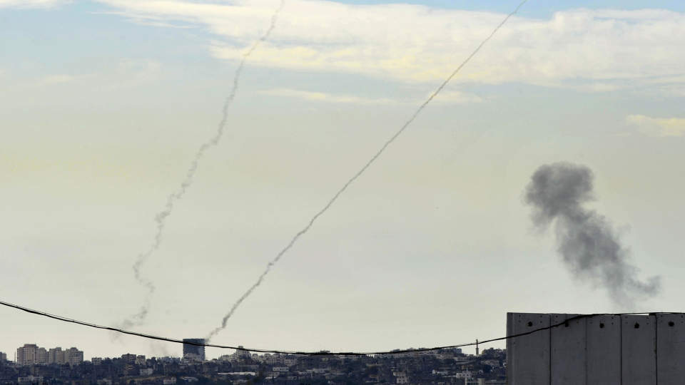 AVFYRER RAKETTER: Disse bildene fra den israelske siden av grensa mot Gaza, viser raketter avfyrt fra palestinsk side, etter at Israel gjennomf�rte et massivt luftangrep mot Gaza. Foto: AFP PHOTO/DAVID BUIMOVITCH/SCANPIX