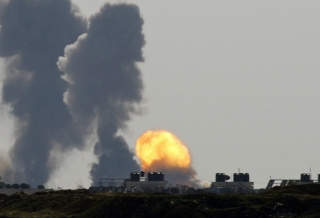 100 BOMBER: Slik s� det ut da Israel bombet Gaza i formiddag. Foto: REUTERS