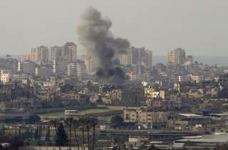 KONFLIKT: Israelske fly angriper Gaza like f�r nytt�r. N� har Tony Blair kommet opp med en ny strategi for hvordan konflikten kan l�ses. Foto: Sebastian Scheiner/AP/Scanpix