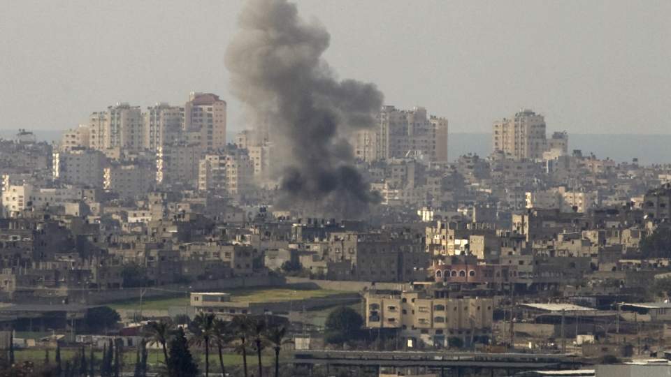 NYE ANGREP: Israel fortsetter i natt angrepene p� Gaza. Her fra et tidligere bombeangrep. Foto: Sebastian Scheiner/AP/Scanpix