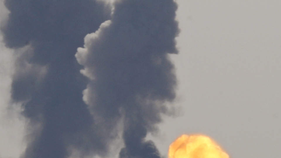 GAZA I FLAMMER: Svart r�yk stiger opp over Gaza by etter at israelske kampfly har sl�tt til. Foto: REUTERS/Yannis Behrakis/SCANPIX