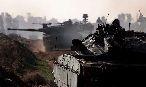 P� VEI MOT GRENSA: Israelske stridsvogner p� vei mot grensa til Gaza. Stridsvognene krysset ikke grensa, men patruljerte langs den. Foto: EPA/JIM HOLLANDER