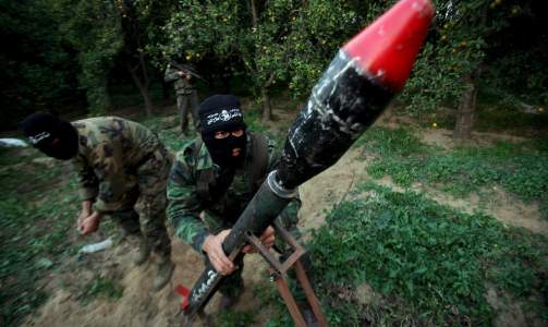 FORTSETTER MOTSTANDEN:  Ingenting tyder p� at Hamas er i ferd med � gi seg. Her forbereder palestinske militante et rakettangrep.  Foto: EPA/MOHAMMED SABER/SCANPIX