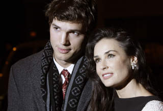 INVITERT: Det er store muligheter for at Demi Moore og Ashton Kutcher sitter i salen n�r Boyle skal kjempe om seieren i talentshowet. N� har de blitt invitert over av dommerne Simon Cowell og Amanda Holden, etter at Demi twitret i sv�rt rosende ordelag om favoritten Susan Boyle. Foto: SCANPIX /AP /Joel Ryan