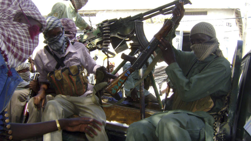 KAMPER: Ytterligere tre er drept i Mogadishu. Her gj�r islamistiske oppr�rere seg klare til kamp. Foto: REUTERS/Omar Faruk/Scanpix