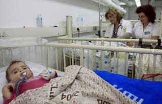 DETTE ER UNDER JORDEN: Et barn ligger i det underjordiske feltsykehuset Barzilai-sykehuset i Ashkelon har opprettet. Foto: Tsafrir Abayov/AP/Scanpix
