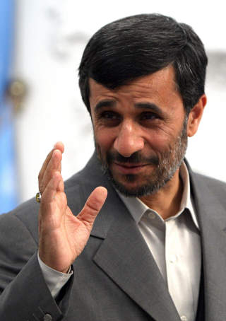SENDER N�DHJELP: Irans president Mahmoud Ahmadinejad sender matrasjoner til de palestinske ofrene for Israels rakettangrep. Arkivfoto: Atta Kenare/AFP/Scanpix