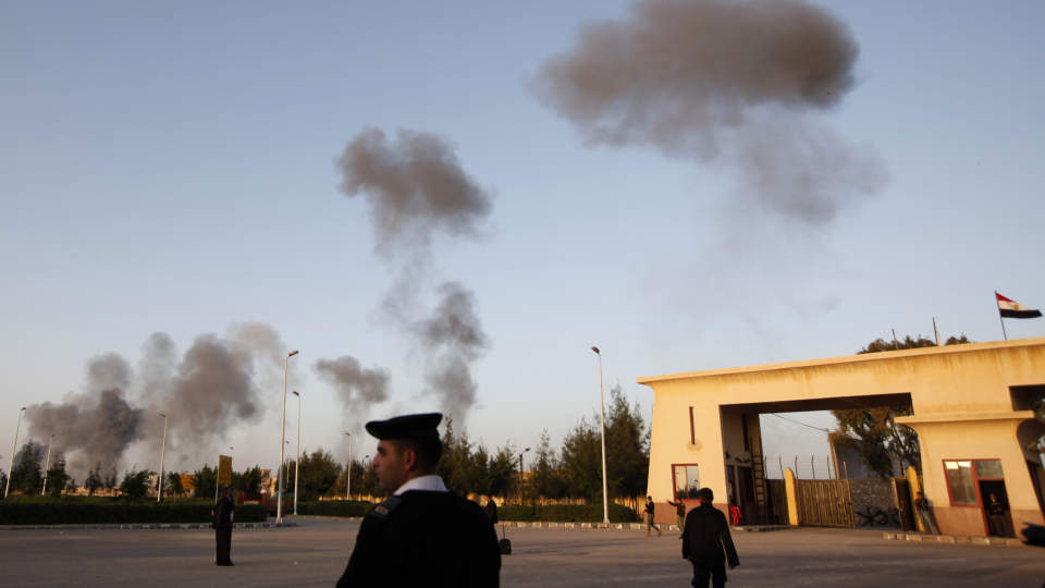 EKSPLOSJONER: R�yk etter flyangrep p� Gaza kan skimtes fra grensen mot Egypt. Foto: Nasser Nasser/AP/Scanpix