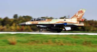 ANGREP: Et israelsk bombefly tar av i retning Gaza. Foto: Neil Cohen/EPA/Scanpix